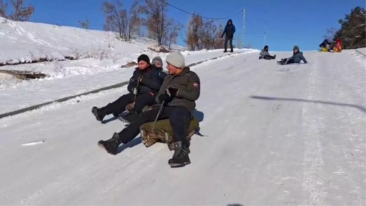 Aşkale'de dondurucu soğuklara rağmen hayat devam ediyor: Çocuklar -30'da kayarak eğlendi