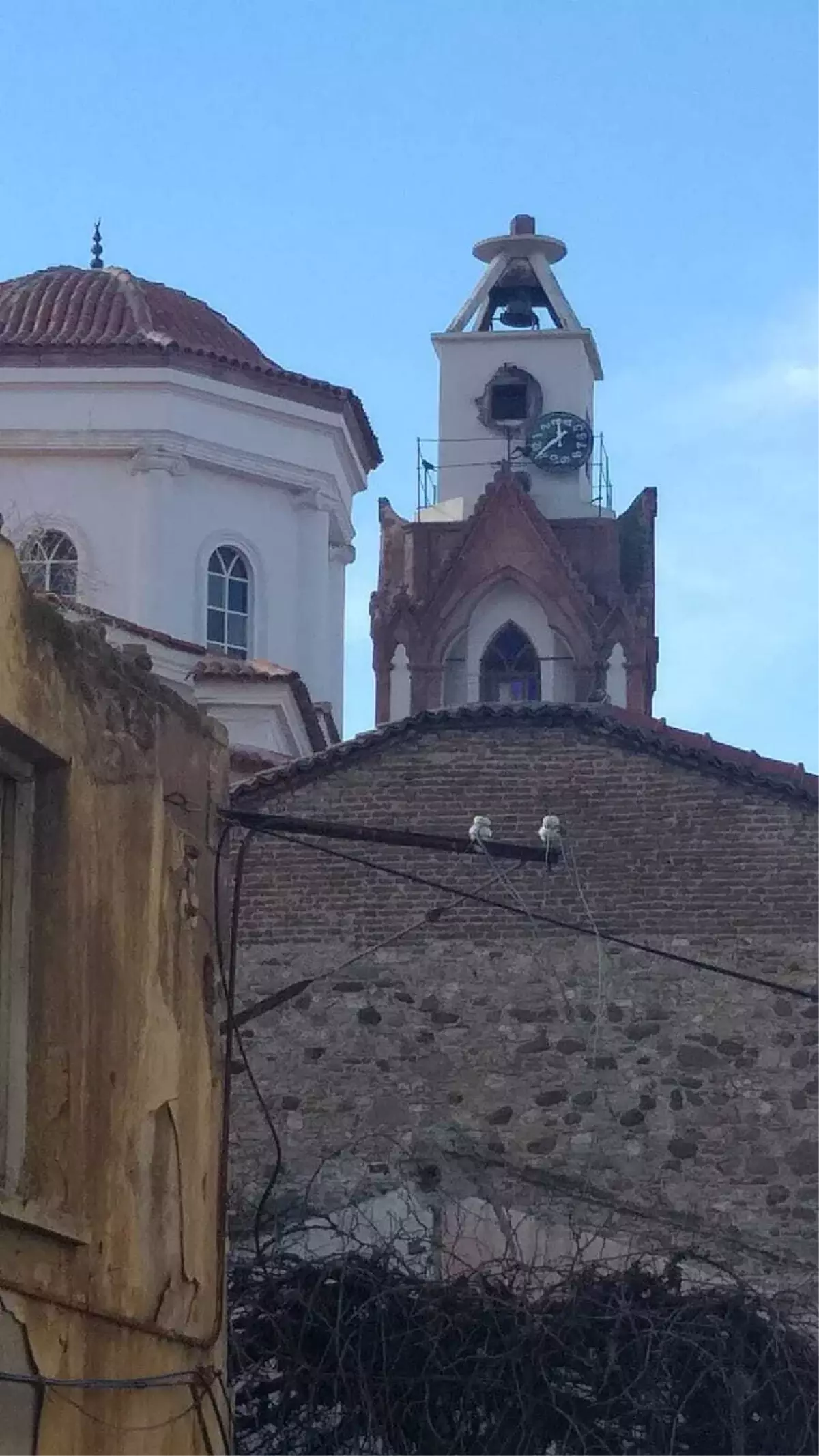 Ayvalık'ta Saatli Camisi'nin saati yerinden düştü