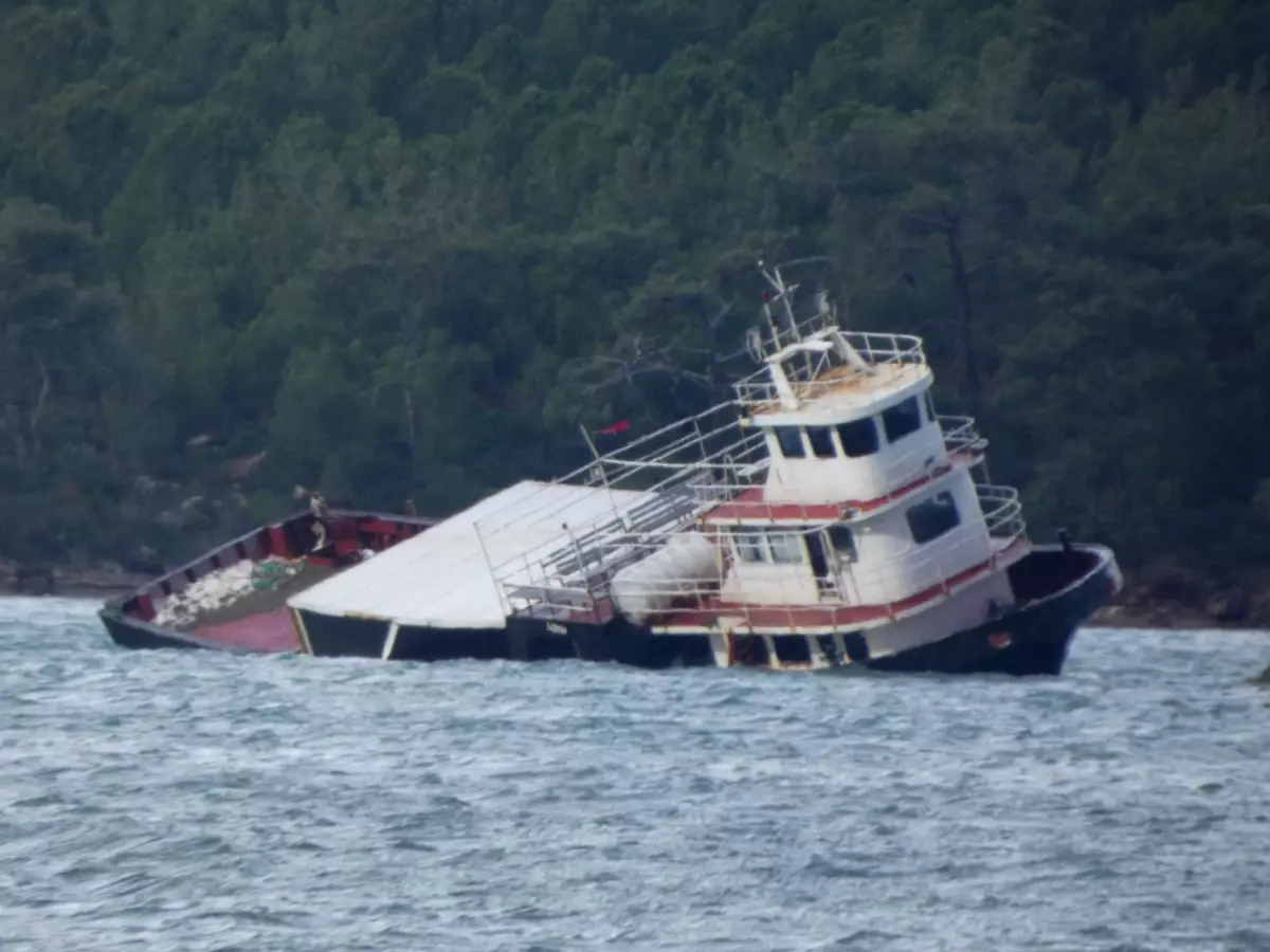 Ayvalık'ta Lodosun Etkisi: Feribot Karaya Oturdu
