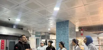 Balıkesir'de üniversite öğrencileri, zihinsel engellilerle sokak hayvanları için mama hazırladı