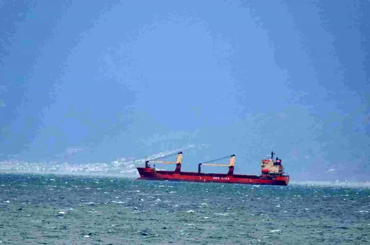 Balıkesir'de yük gemileri Edremit Körfezi'ne sığındı