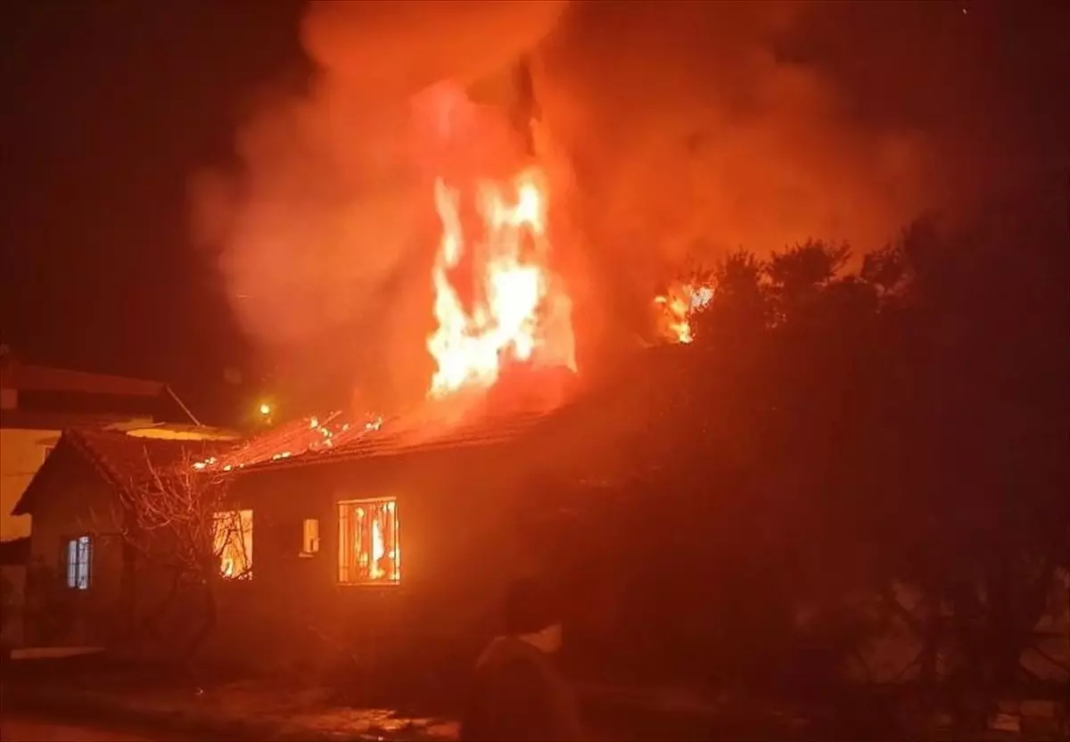 Bayındır'da evde çıkan yangında 1 kişi yaralandı