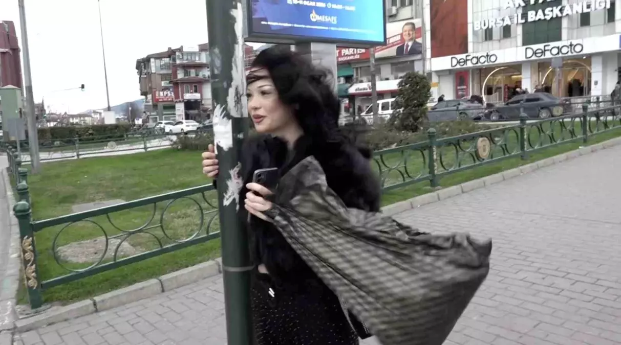 Bebek arabası lodosla birlikte sürüklenerek devrildi