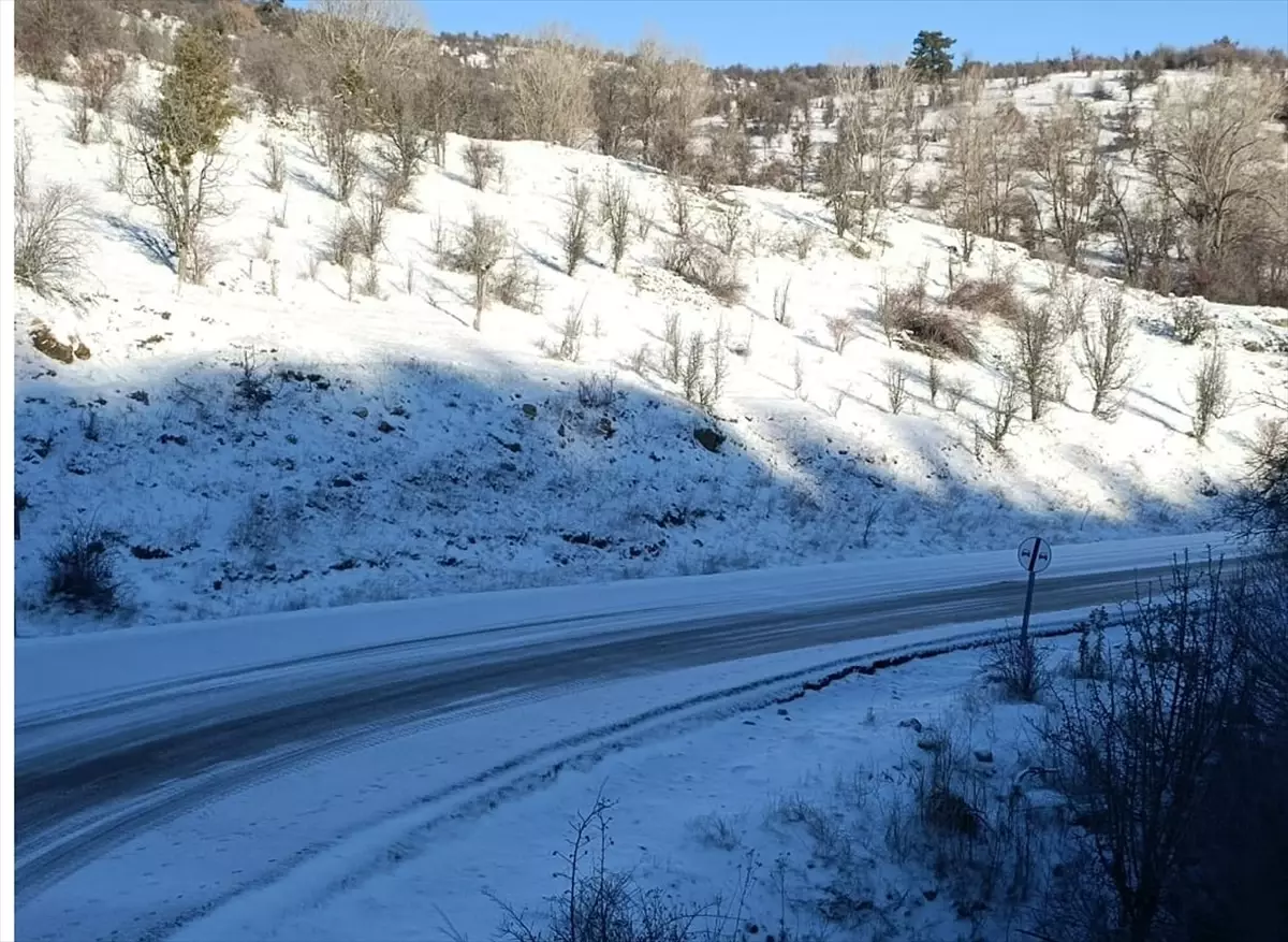 Beypazarı'nda kar nedeniyle ulaşıma kapalı yol kalmadı