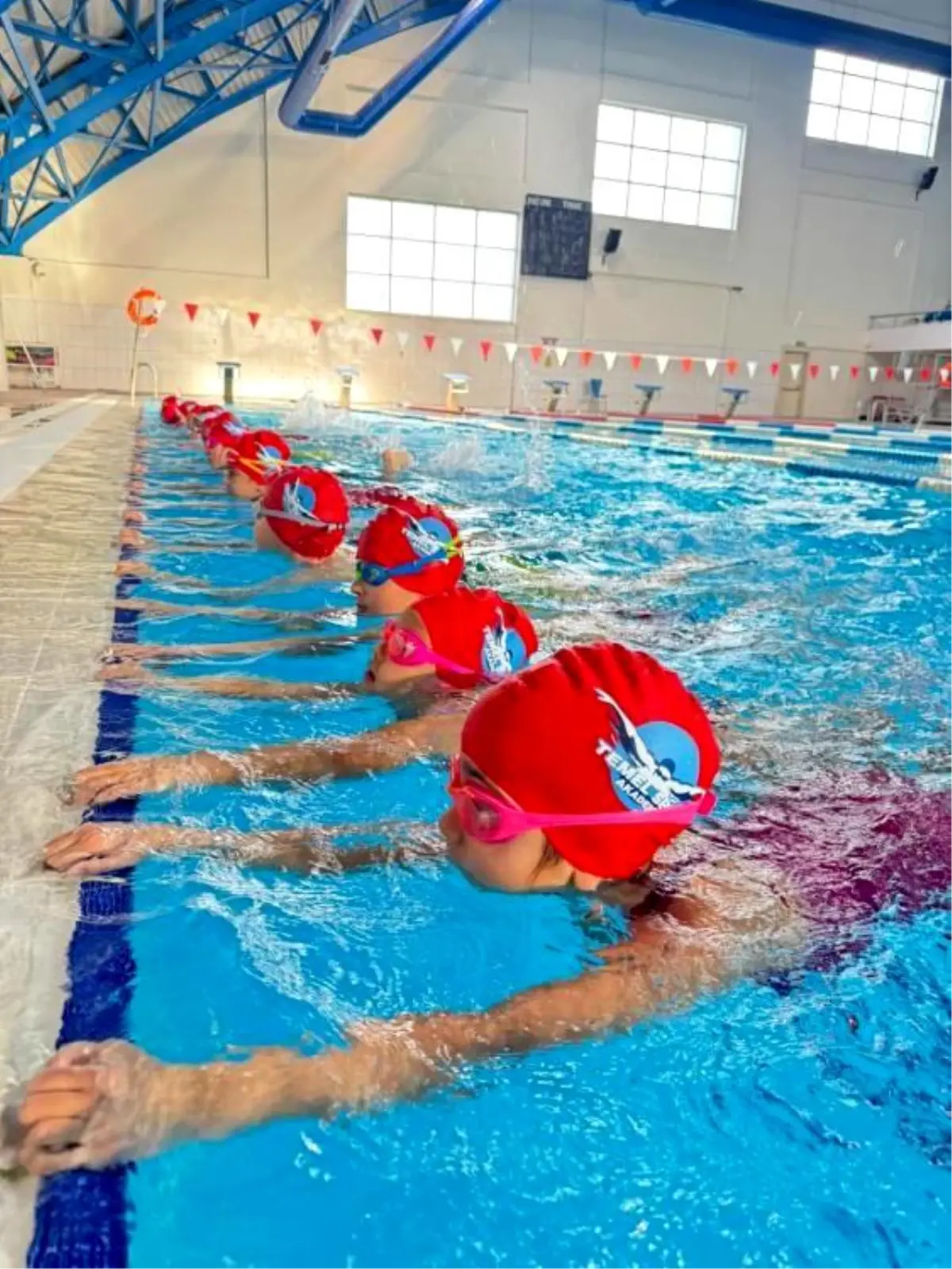 Bilecik'te spor okullarında yüzme antrenmanları aralıksız sürüyor