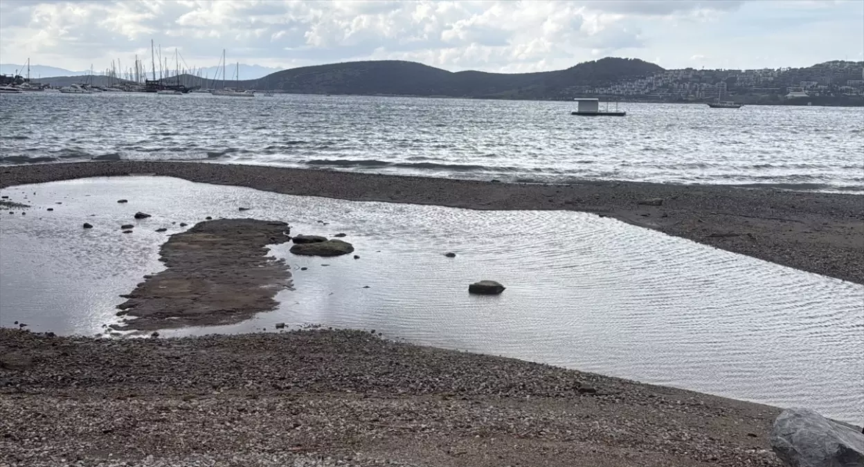 Bodrum'da deniz suyu çekildi