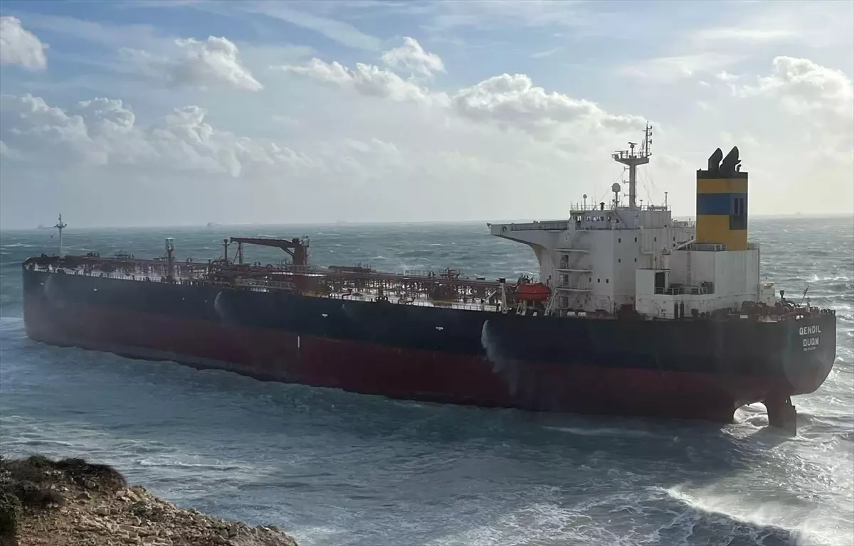 Bozcaada'da boş ham petrol tankeri fırtına nedeniyle karaya oturdu