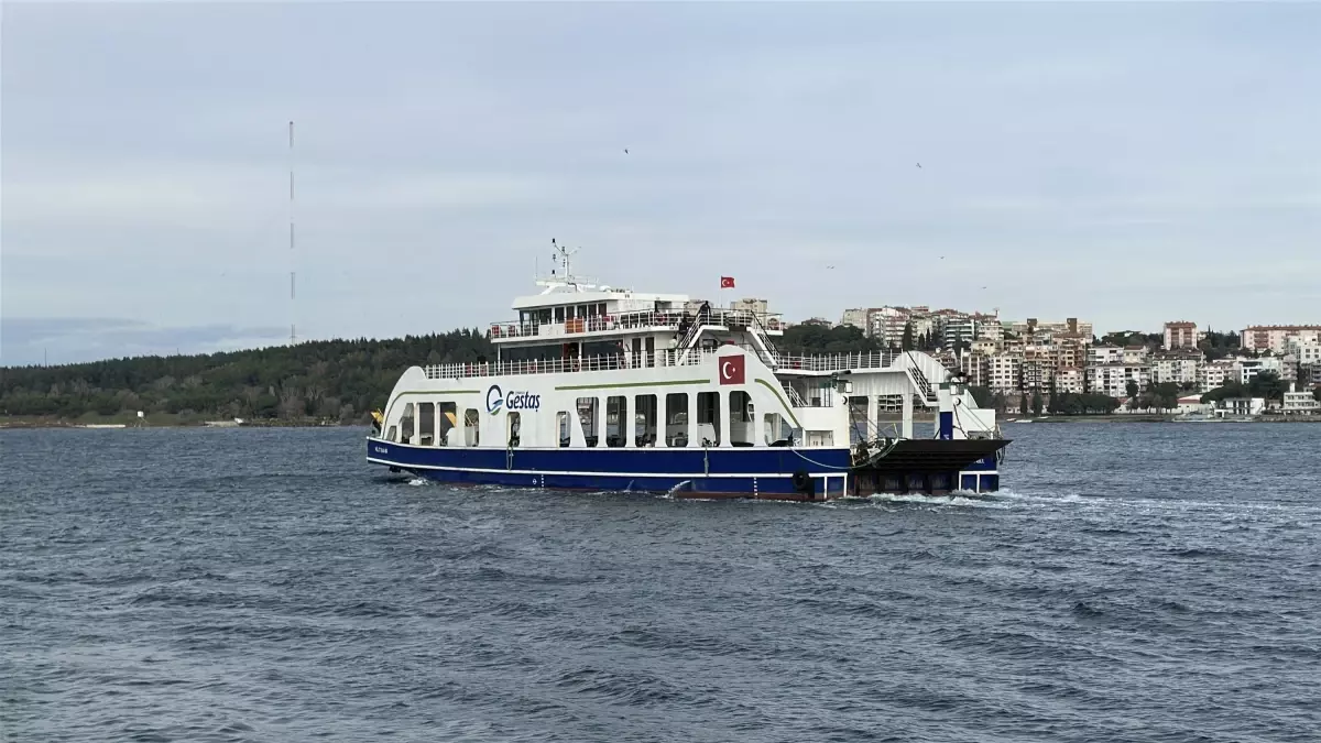 Bozcaada ve Gökçeada'da feribot seferlerine fırtına engeli