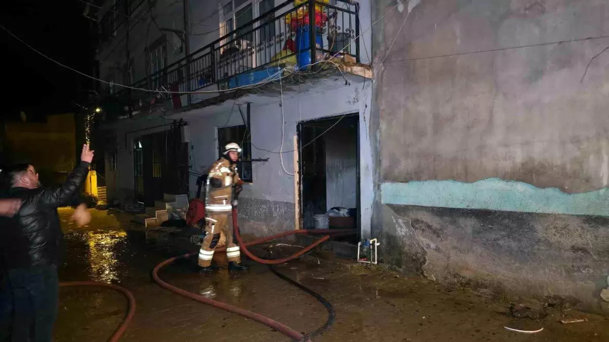 Bursa'da 2 katlı evde çıkan yangın korkuttu