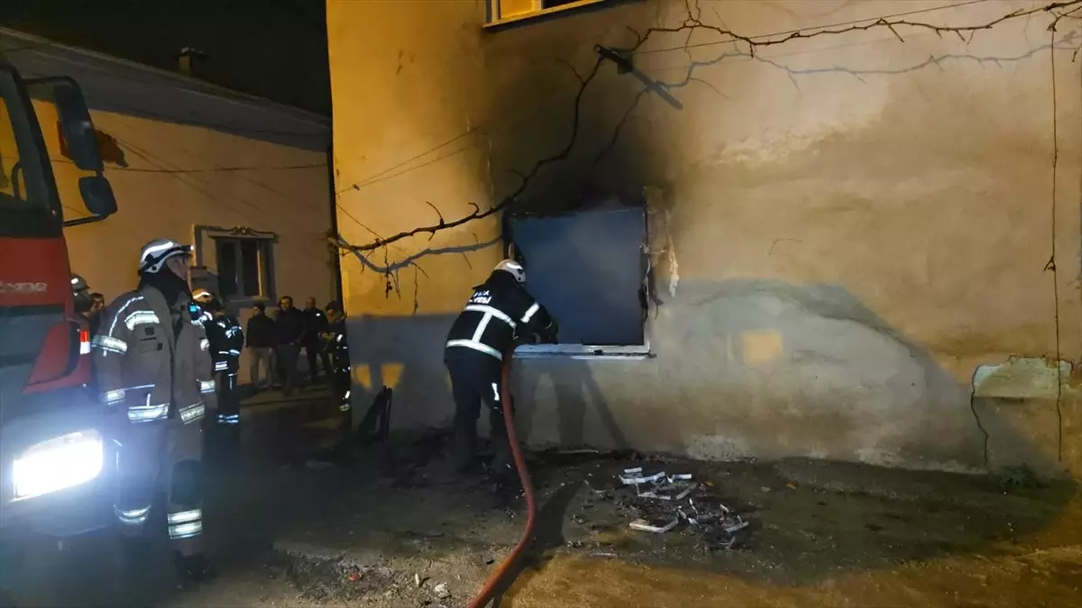 Bursa'da 2 katlı evde çıkan yangın söndürüldü
