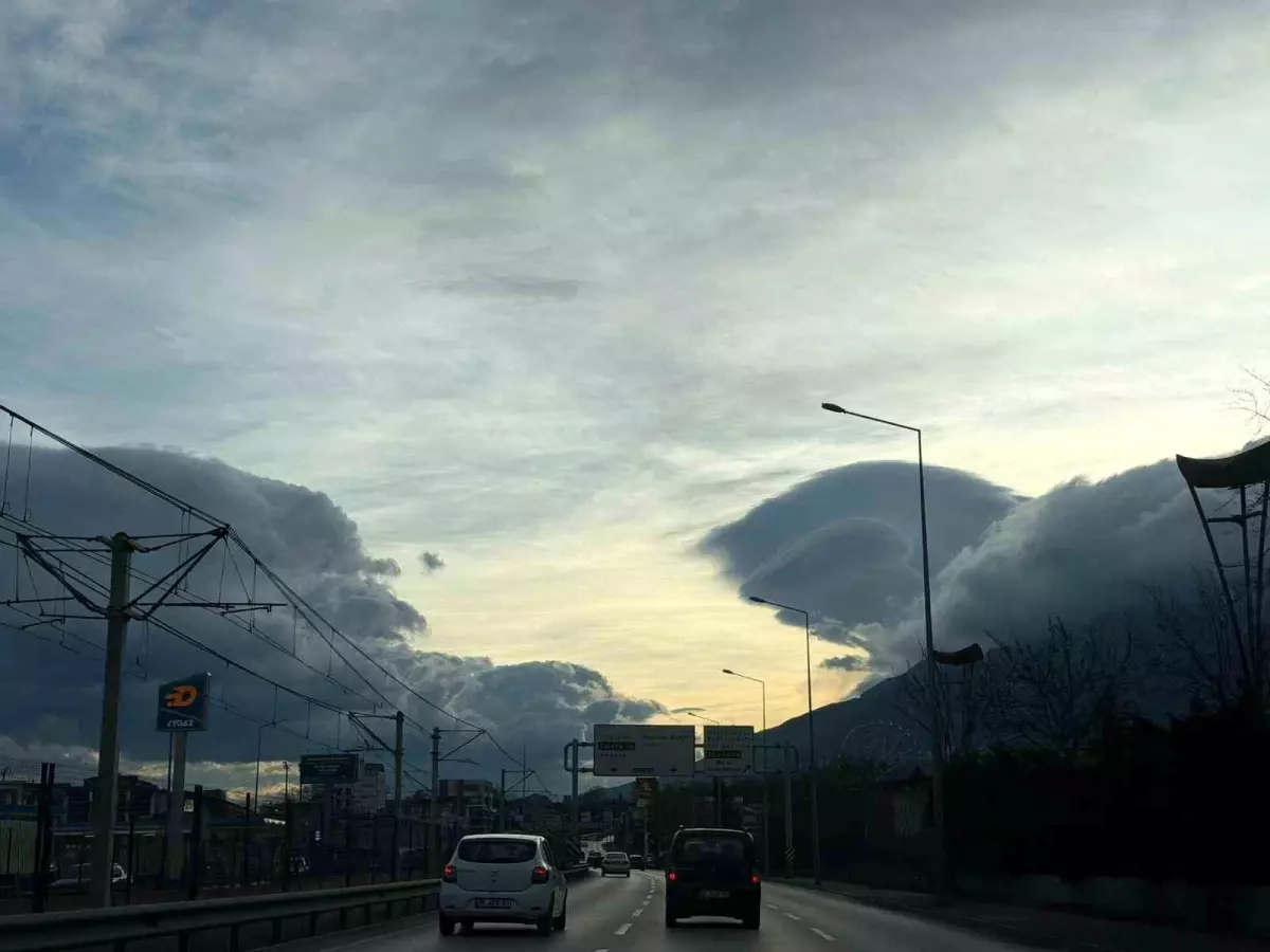Bursa'da gökyüzünde oluşan bulutlardan görsel şölen