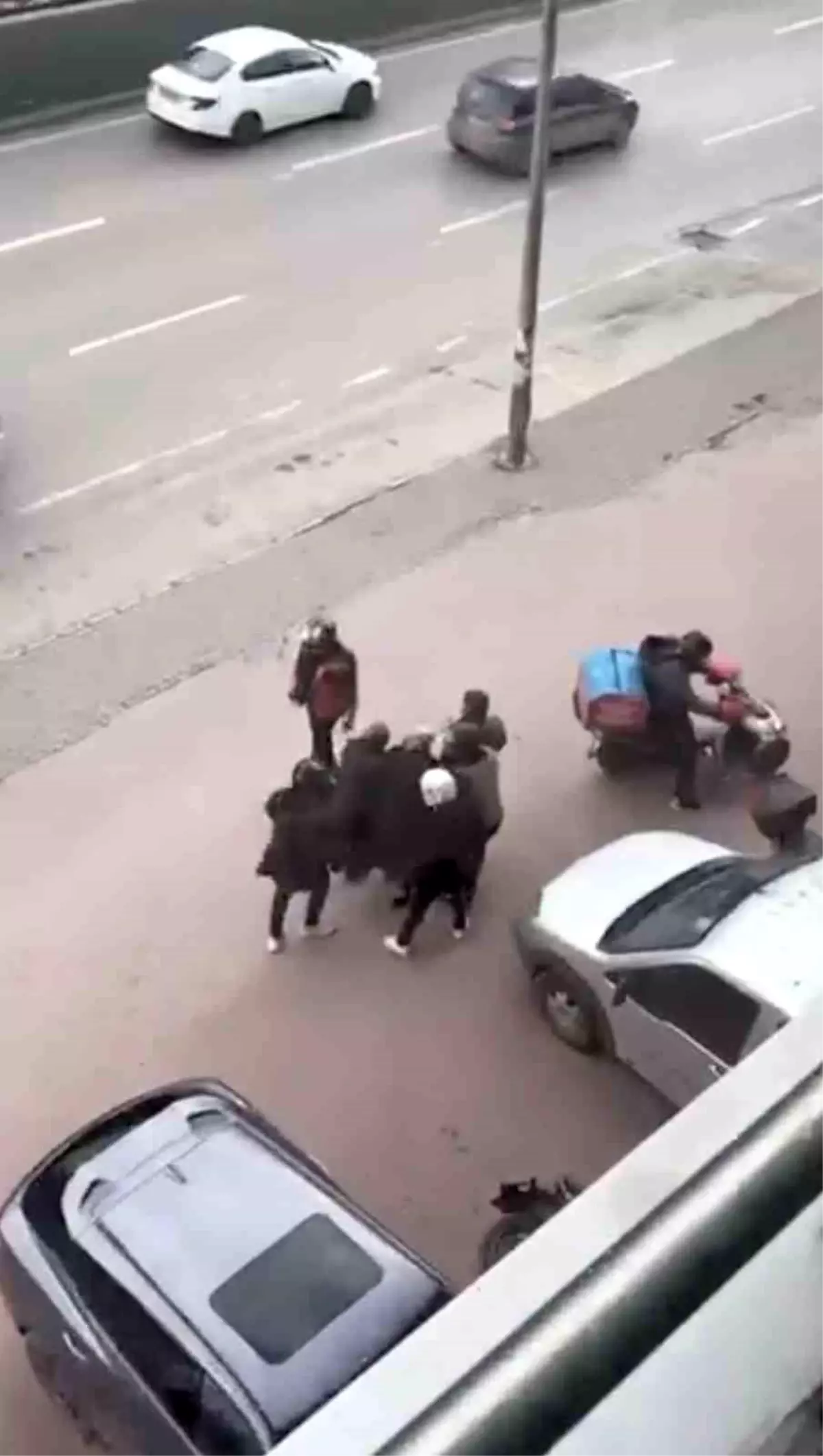 Bursa'da lodosa yakalanan yaşlı kadına kuryeler siper oldu