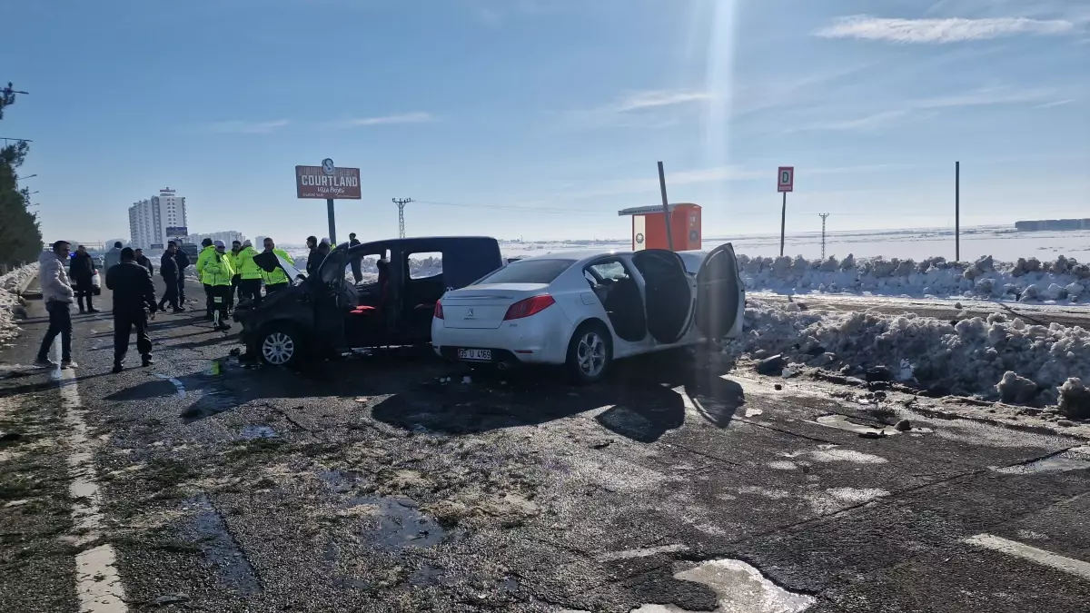 Buzlanan yolda otomobil ile hafif ticari araç çarpıştı; 12 yaralı