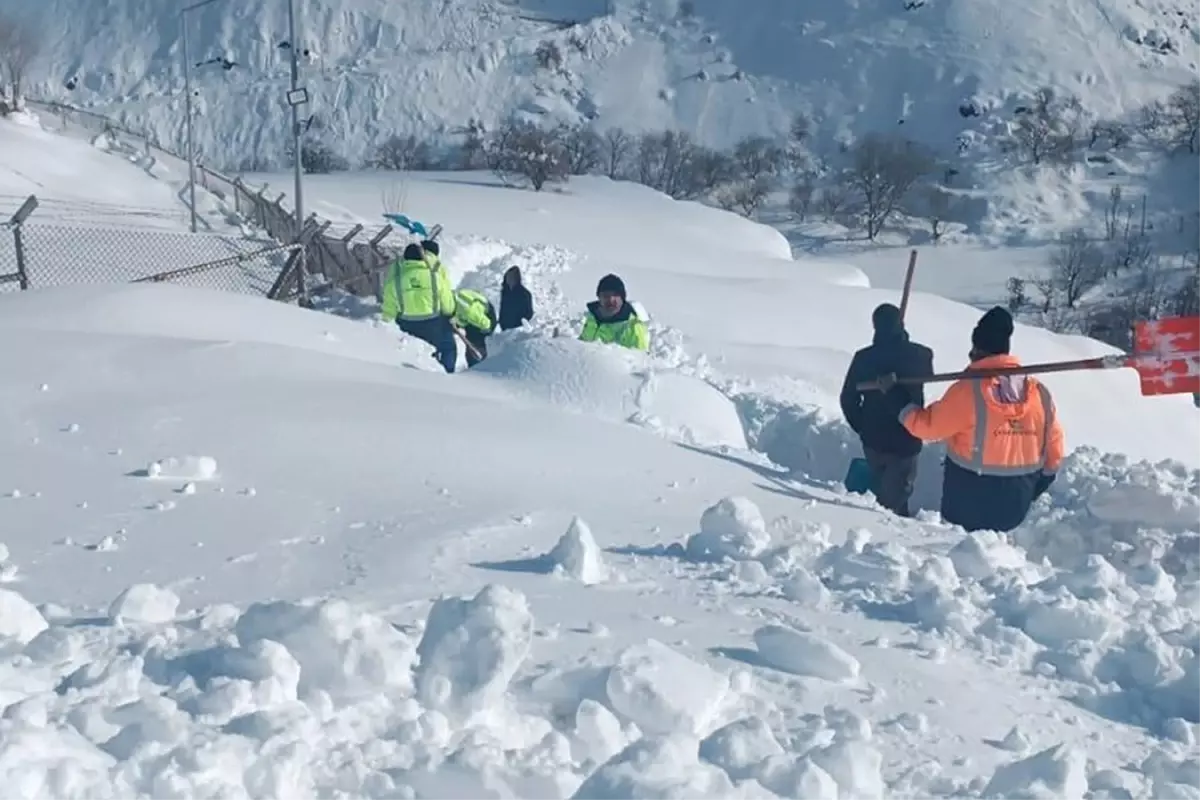 Çatak'ta çığ tehlikesine karşı küreklerle alternatif patika yol açıldı