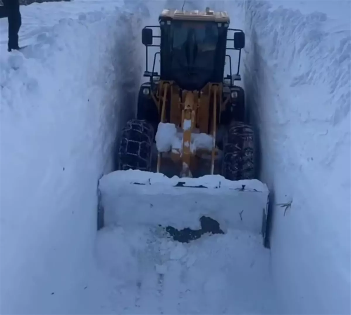 Çığ riski ve yoğun tipi nedeniyle kapanan Bahçesaray-Hizan kara yolu açıldı