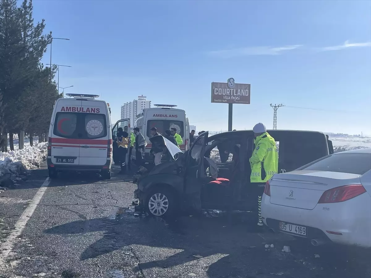 Diyarbakır'da hafif ticari araçla otomobilin çarpıştığı kazada 12 kişi yaralandı