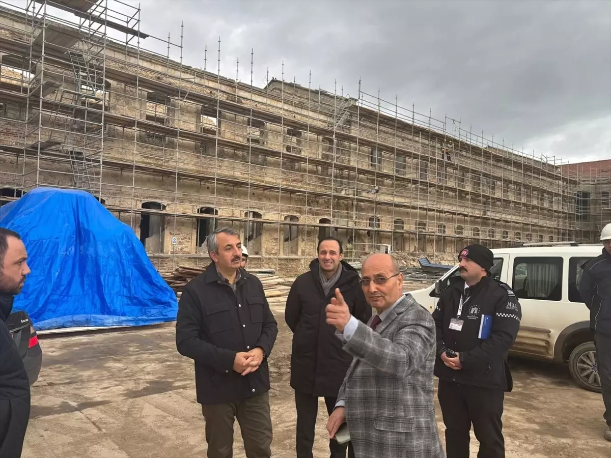 Edirne Valisi Sezer, Mahmudiye Kışlası'ndaki çalışmaları inceledi