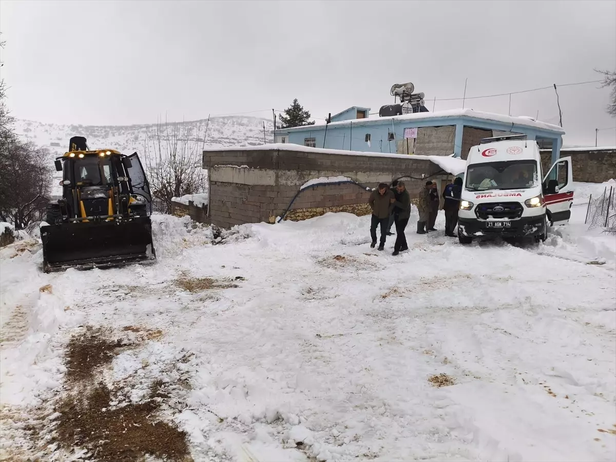 Eğil'de karla mücadele çalışması sürüyor