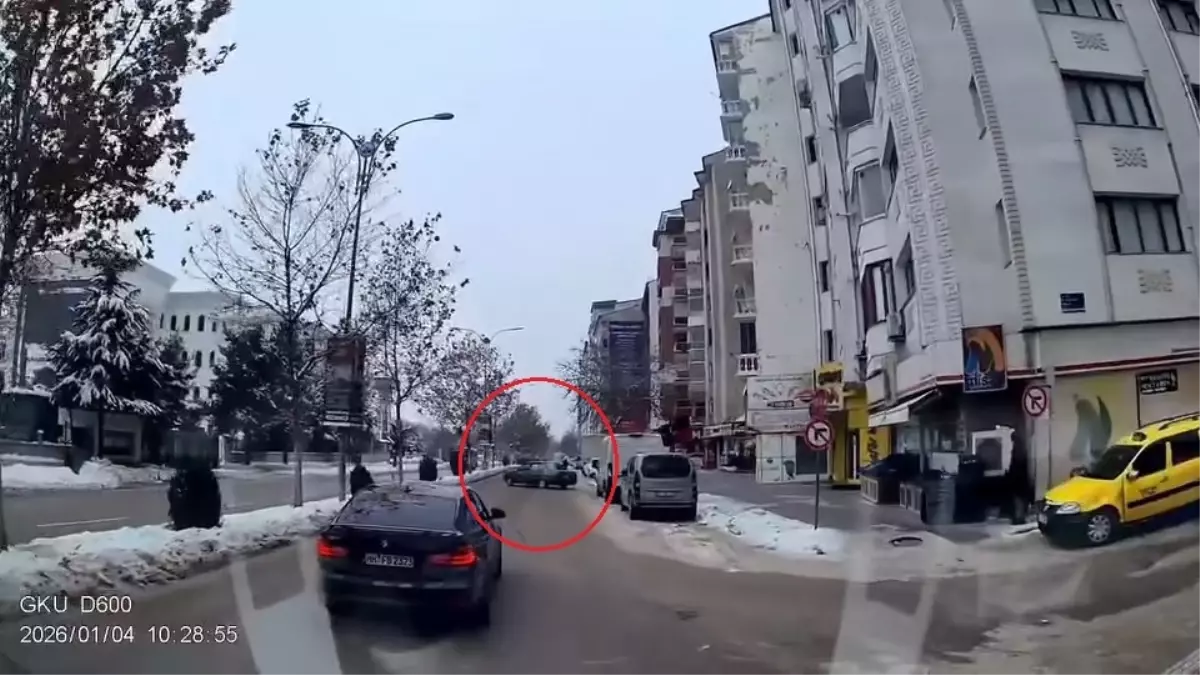 Elazığ'da dar yolda drift atan otomobil kamerada