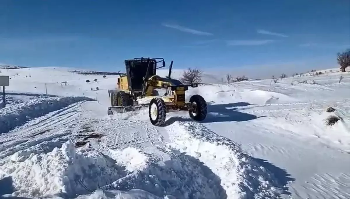Elazığ'da kapalı köy yollarında çalışmalar sürüyor
