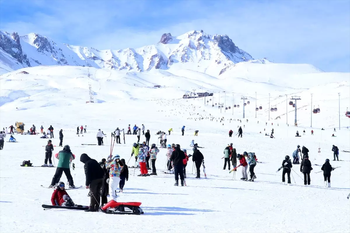 Erciyes'te kayakseverler güneşli havada kayak yapmanın keyfini çıkardı