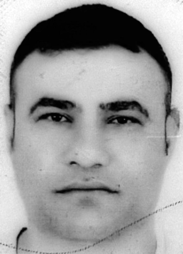 Eşini ve kızını, boğazlarını bıçakla keserek öldürdü Eşini ve kızını, boğazlarını bıçakla keserek öldürdü