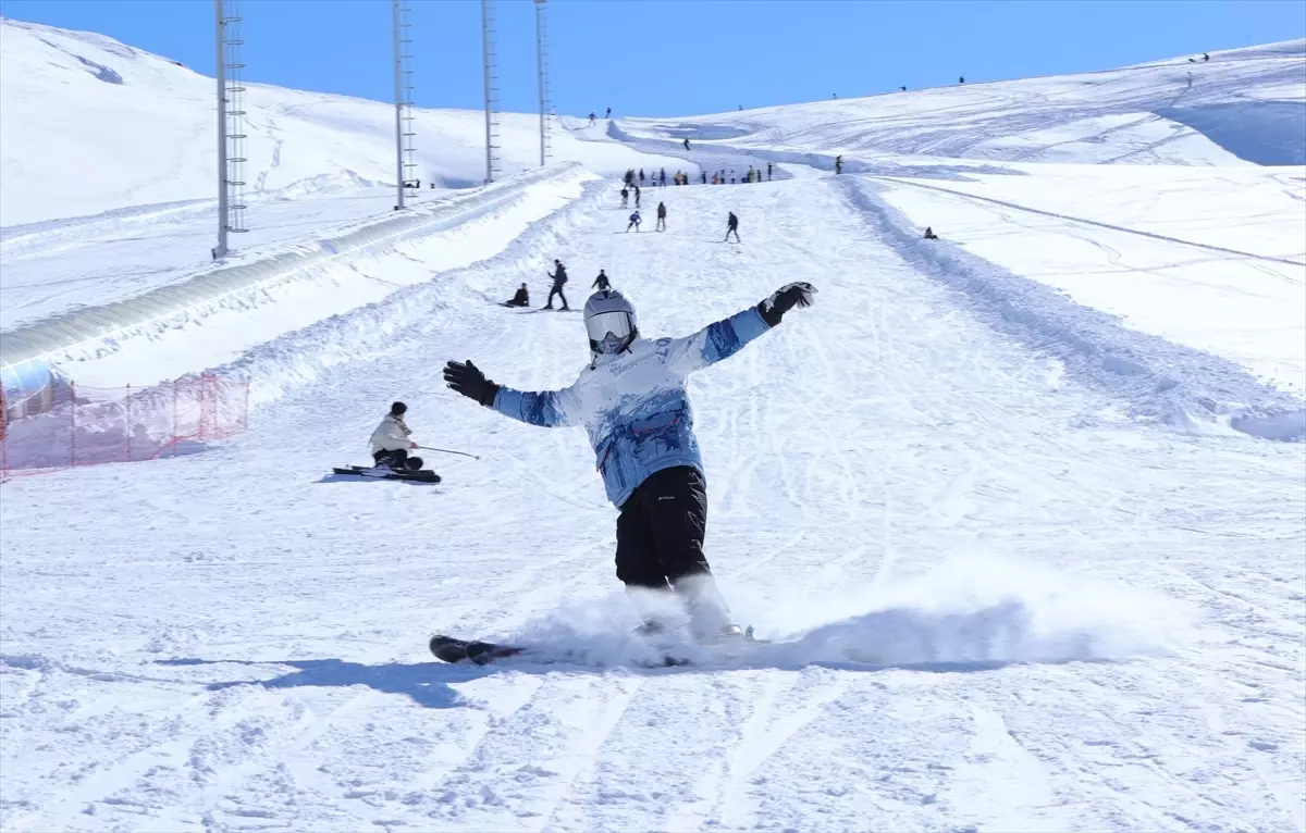 Hakkari'deki kayak merkezinde hafta sonu yoğunluğu