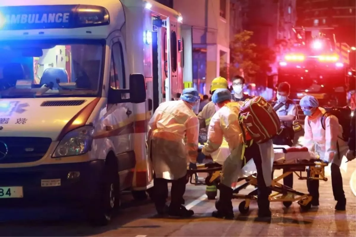 Hong Kong'da Yangın: 1 Kişi Hayatını Kaybetti, 8 Kişi Yaralandı