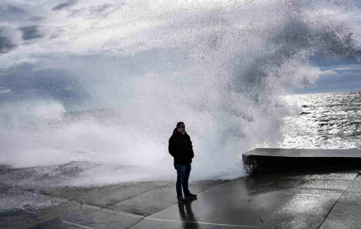 İstanbul'da lodos etkili oldu, dev dalgalar sahili kapladı