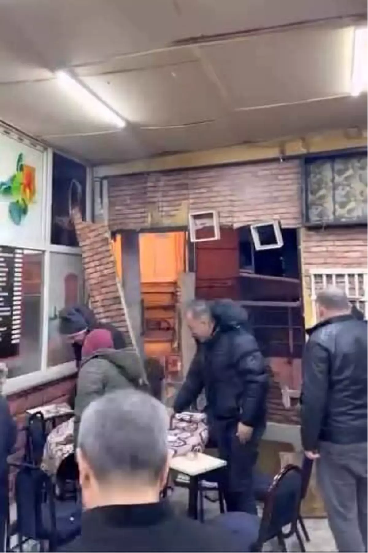 Kahvehanenin duvarları parçalansa da oyunlarına devam ettiler