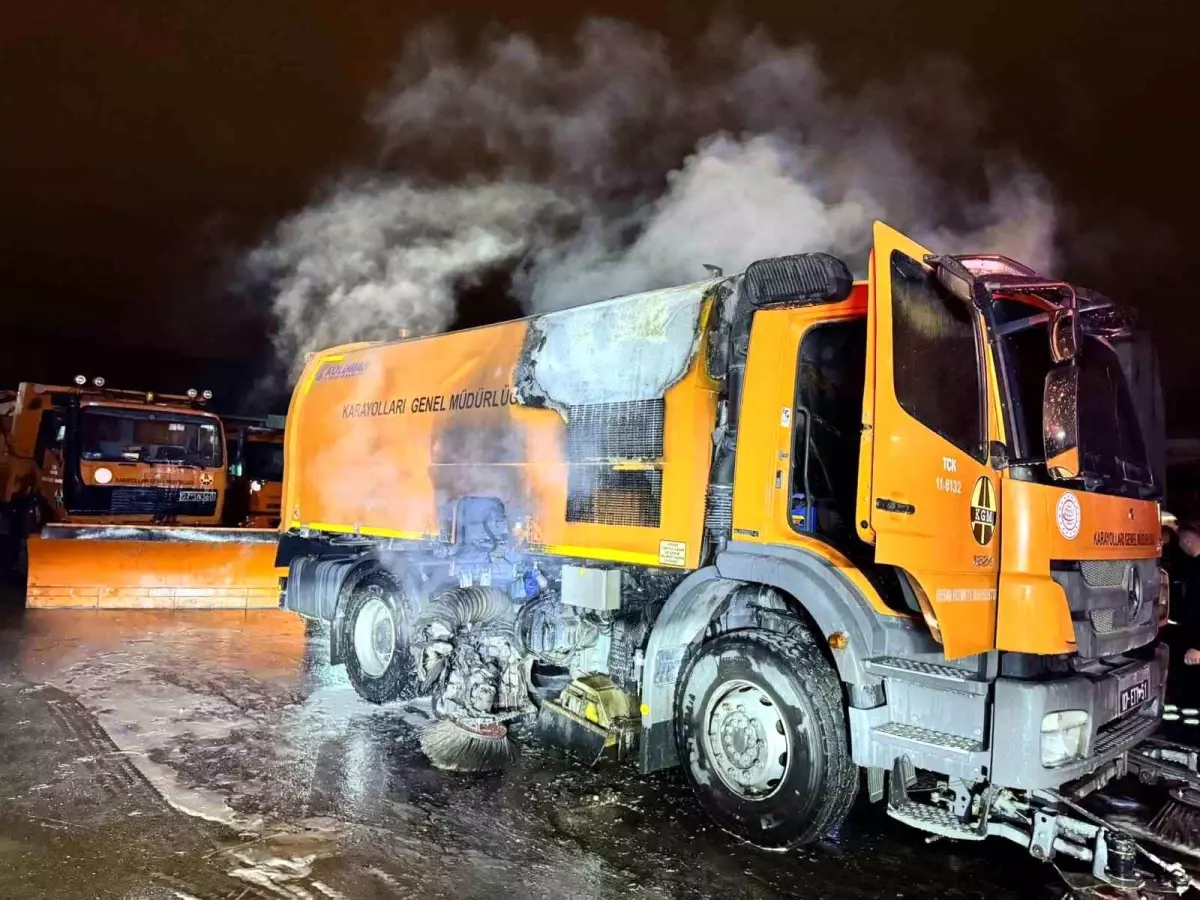 Karayolları'na ait kamyon alevlere teslim oldu