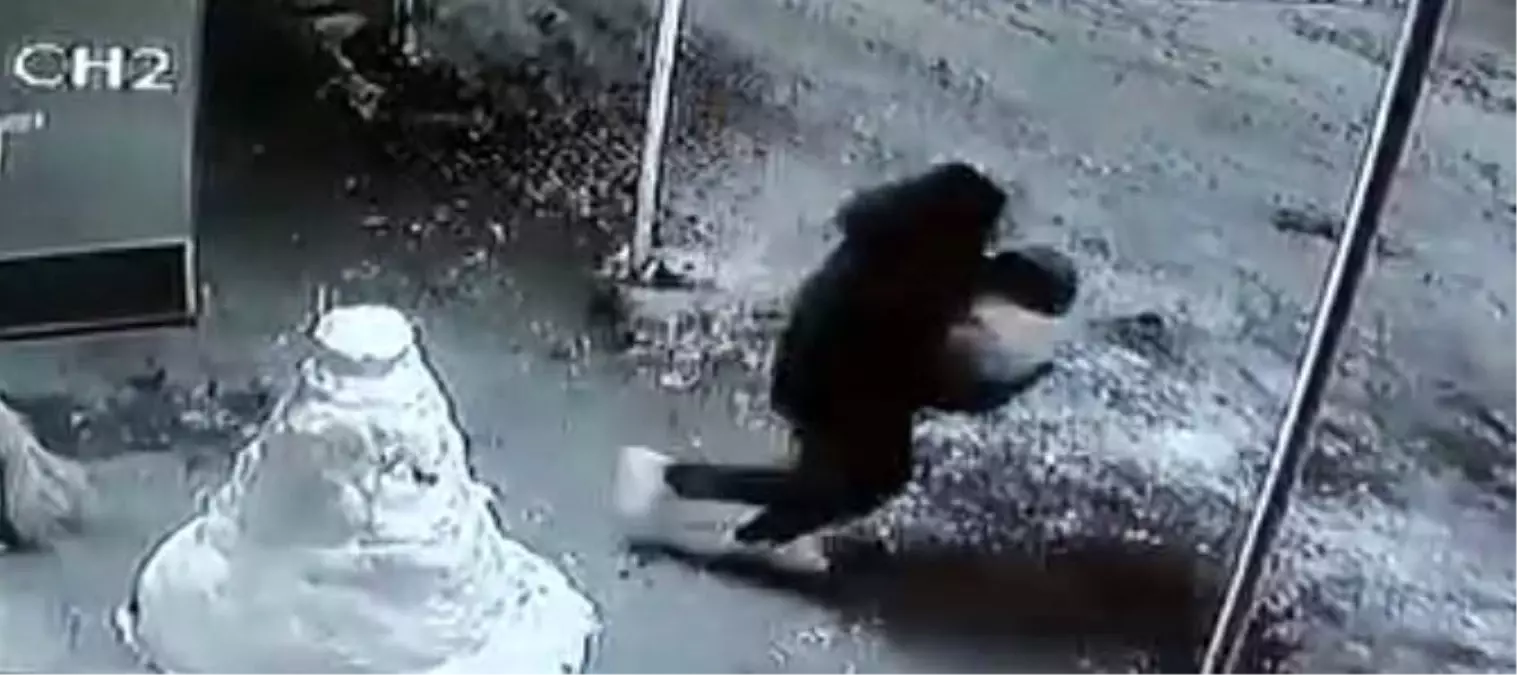 Kardan adamın kafasını çaldılar, o anlar kamerada