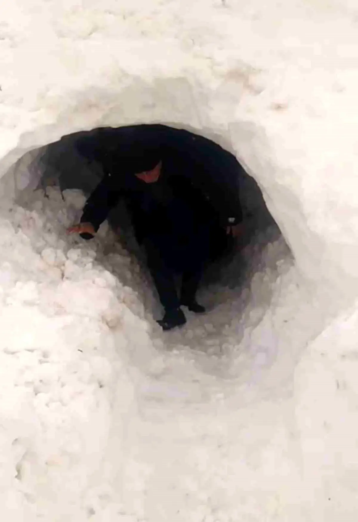 Kardan kapanan ahıra tünel açarak girdiler