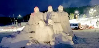 Kars'ta, Sarıkamış şehitleri anısına yapılan kardan heykeller ışıklandırıldı