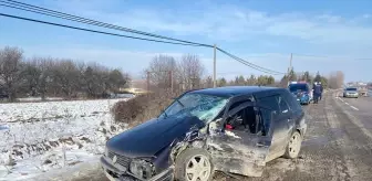 Kastamonu'da cip ile otomobilin çarpıştığı kazada 3 kişi yaralandı