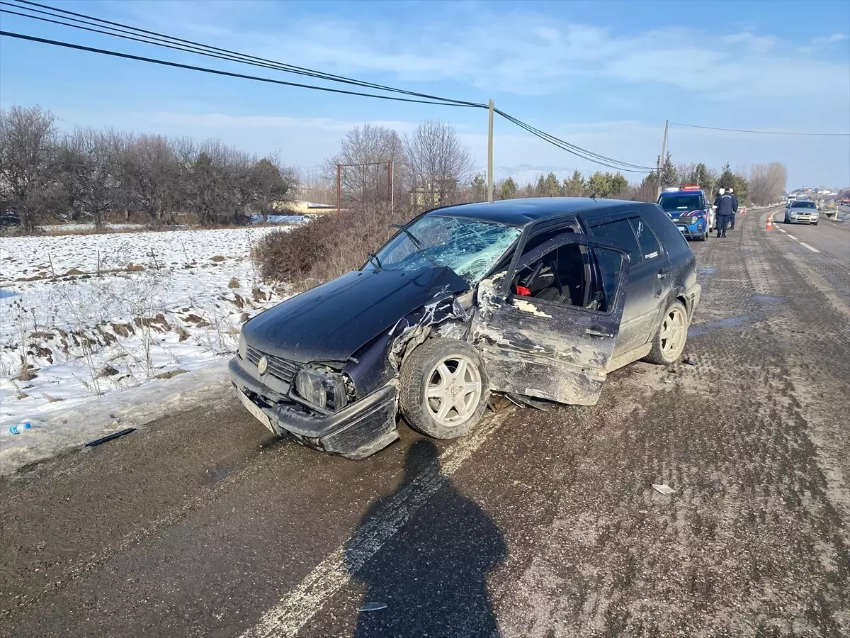 Kastamonu'da cip ile otomobilin çarpıştığı kazada 3 kişi yaralandı
