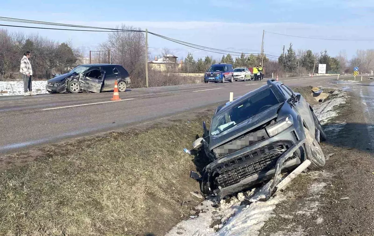 Kastamonu'da otomobil ile cip çarpıştı: 3 yaralı