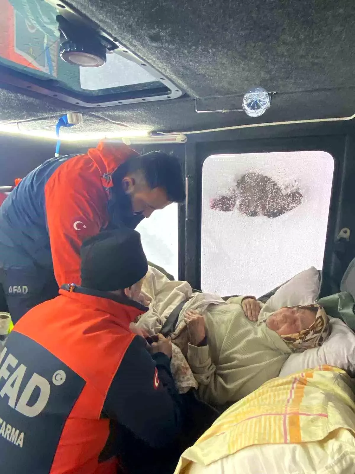 Kastamonu'da rahatsızlanan yaşlı kadını, AFAD ekipleri hastaneye ulaştırdı