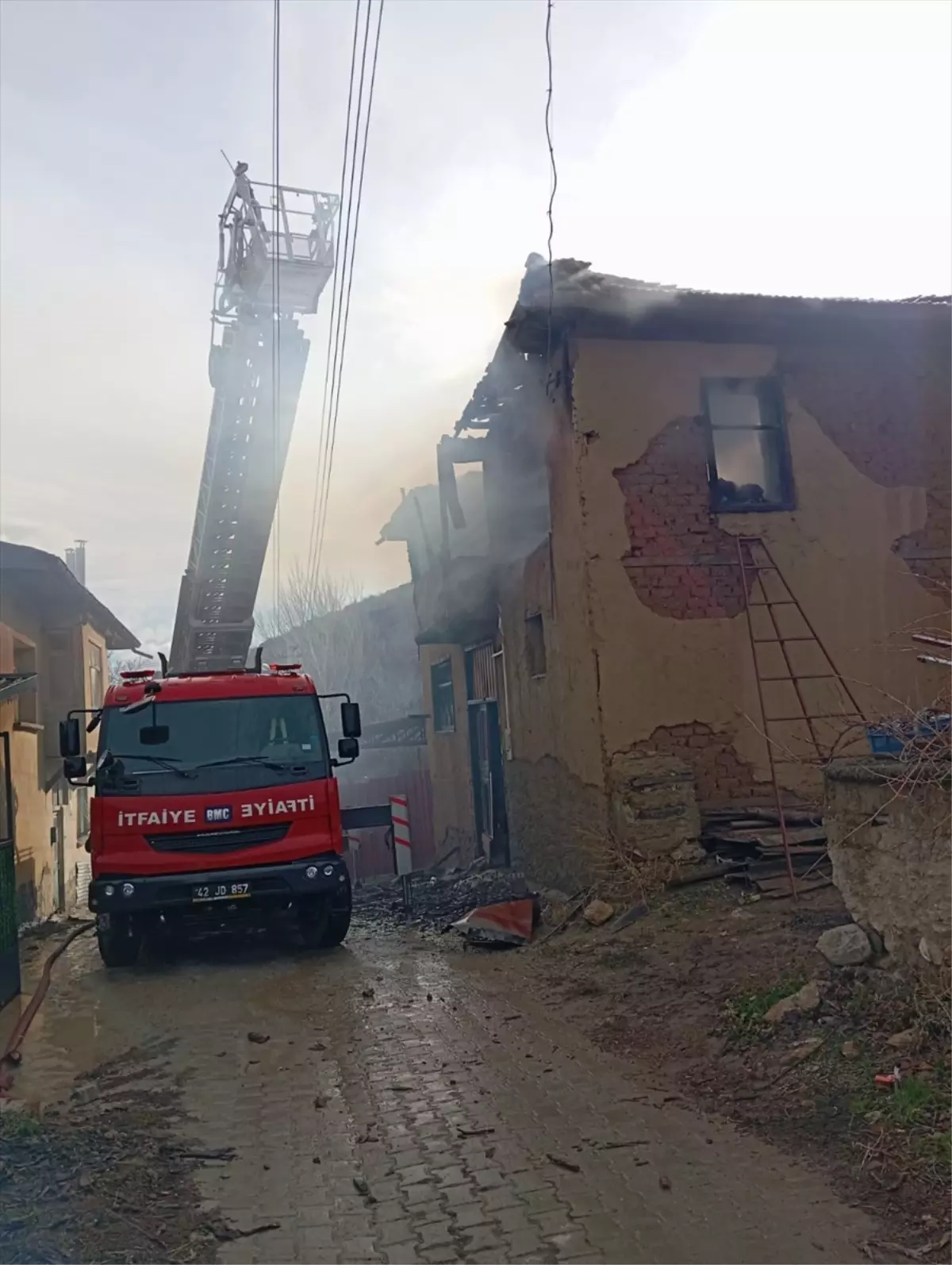 Konya'da evinde yangın çıkan kadın yaralandı