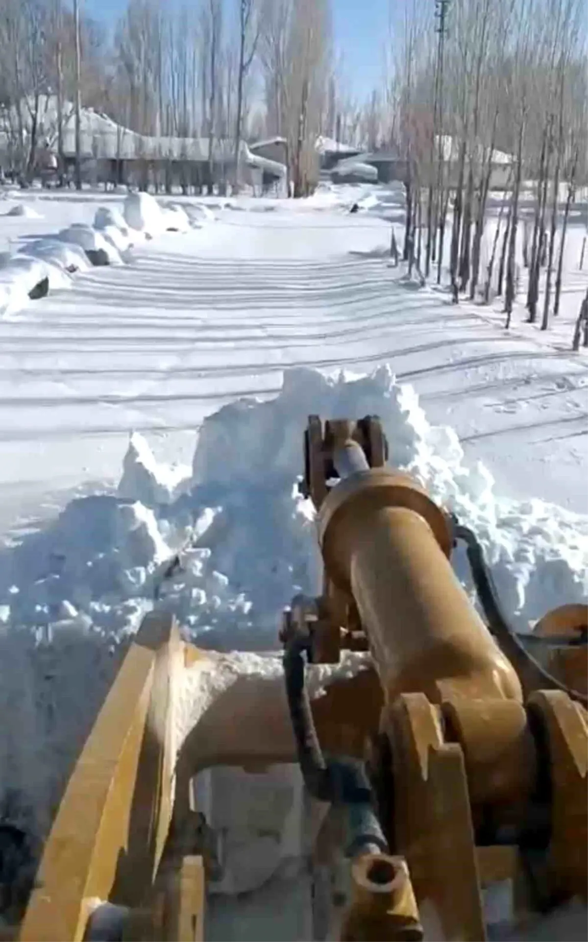 Köy yolları için zorlu mücadele: Kar kalınlığının 2 metreyi aştığı bölgede ekipler aralıksız mesai yapıyor