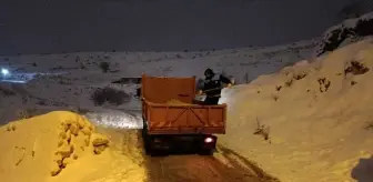 Malatya'da kar yağışı sonrası oluşan buzlanma için mücadele sürüyor