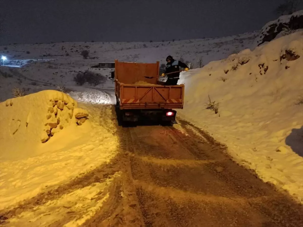 Malatya'da kar yağışı sonrası oluşan buzlanma için mücadele sürüyor