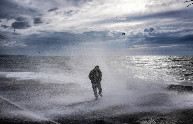 Megakentte lodos esareti! Dev dalgalar sahilleri dövdü
