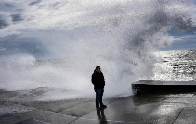 Megakentte lodos esareti! Dev dalgalar sahilleri dövdü