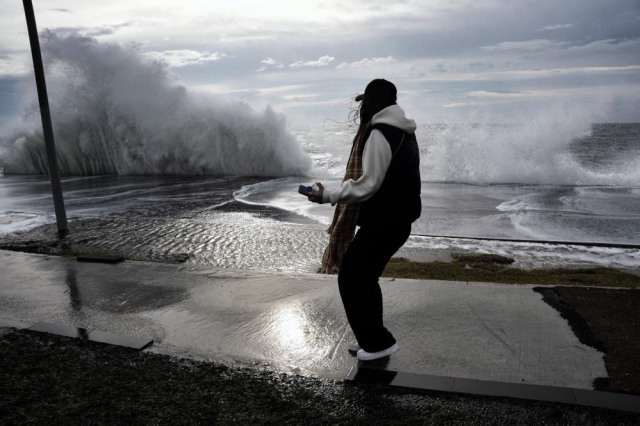 Megakentte lodos esareti! Dev dalgalar sahilleri dövdü