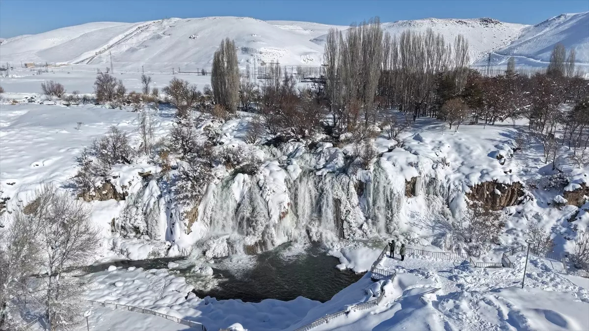 Muradiye Şelalesi soğuk havanın etkisiyle kısmen dondu