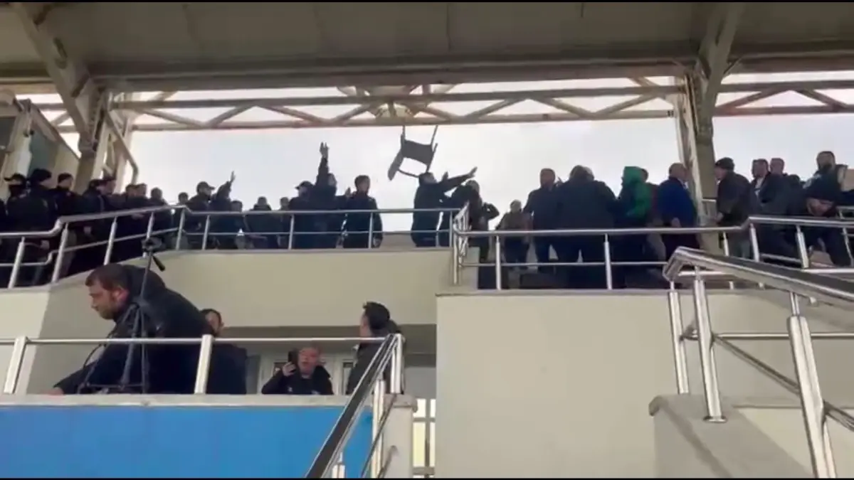 Sakarya'da Futbol Maçında Tribünlerde Kavga Çıktı: 1 Gözaltı