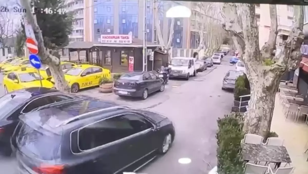 Sarıyer'de ağaç otomobilin üzerine devrildi; seyir halindeki araç son anda kurtuldu