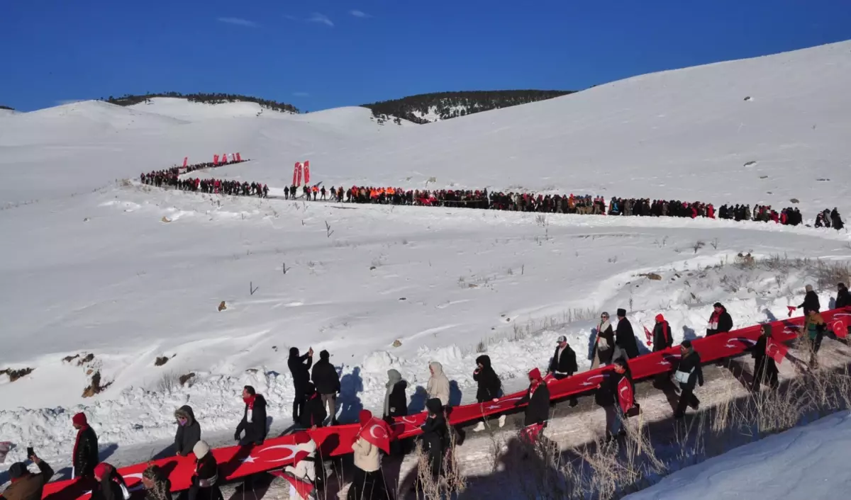 Sıfırın altında 22 derecede Sarıkamış şehitleri için yürüdüler