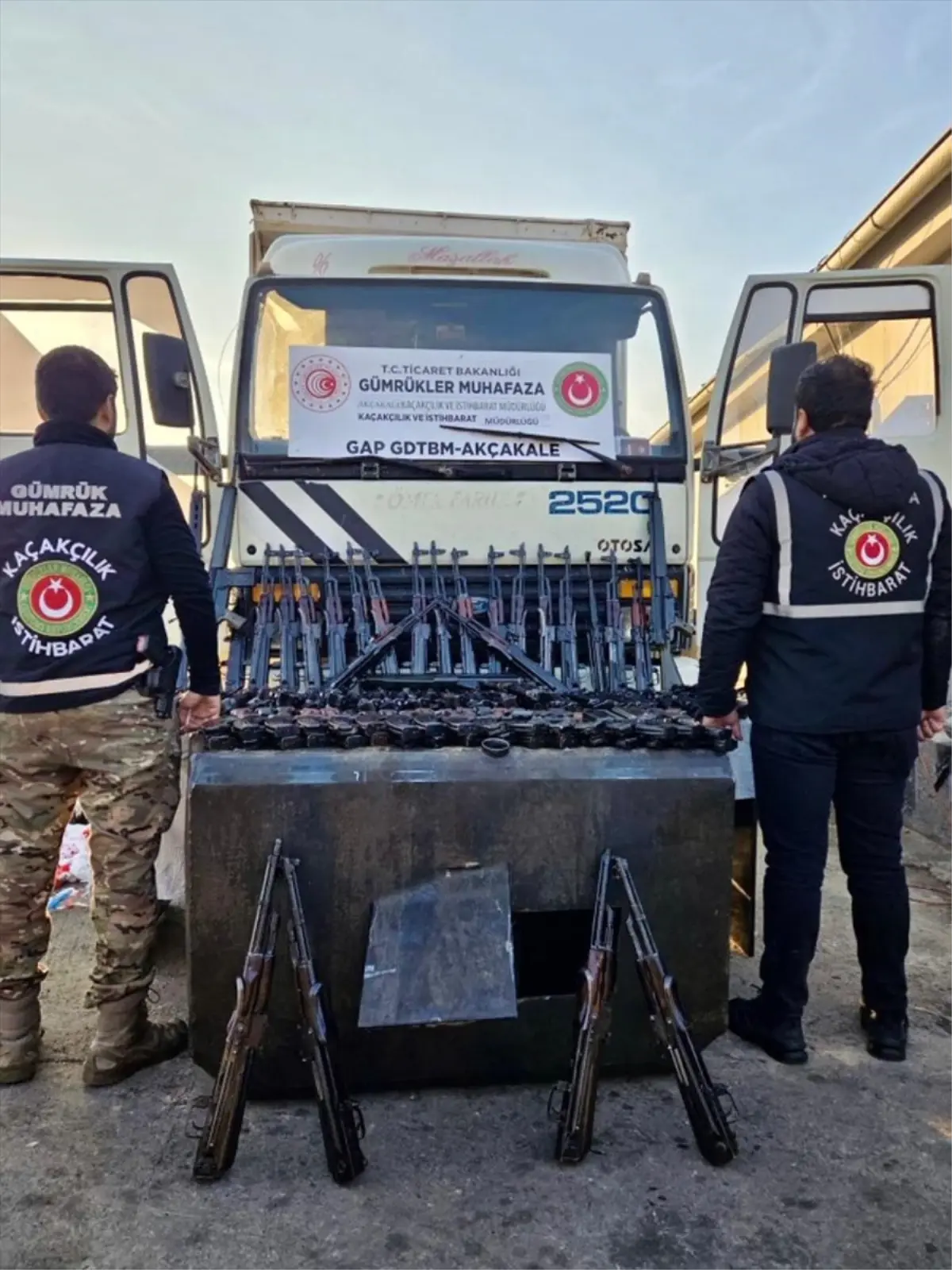 Suriye'den Türkiye'ye giren kamyonun mazot deposunda 51 silah ile 41 şarjör ele geçirildi